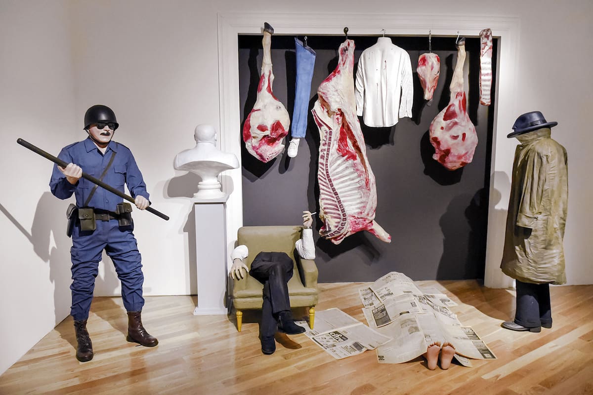 Carne de res, militares y cuerpos desmembrados en una instalación que recuperó Bellas Artes