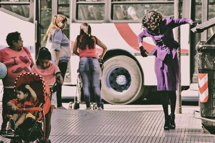 Los personajes de Carne y hueso en medio del trajín urbano