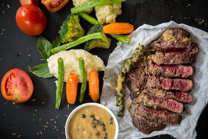 Carne y pollo son los alimentos recomendados (Foto Pexels)