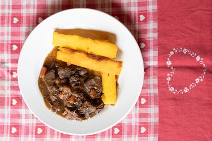 Carnes, quesos y papa son protagonistas del menú de Almacén Don Leandro.