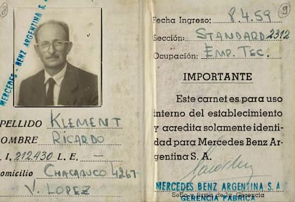Carnet nombre de Ricardo Klement –identificación falsa que obtuvo en Italia– como empleado de Mercedes-Benz Argentina
