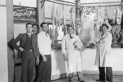 Carnicería Cagnoll Hnos, en el puesto 5 del Mercado Munical de Tandil, en 1933