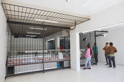 La carnicería Mignani atiende a sus clientes detrás de rejas desde que, el mes pasado, sufrieron un saqueo en Las Heras