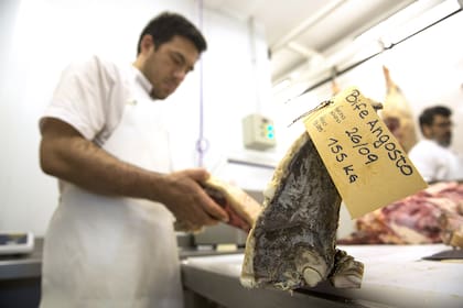 Carnicerías ofrecen cortes para cocinar en casa, e incluso se venden maduradores hogareños