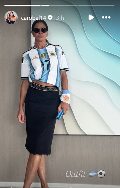 Caro Baldini apoya a su hijo desde Maimi y sorprende con sus outfits