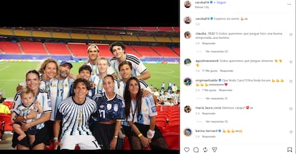 Caro Baldini junto a la familia alentando a su hijo Giuliano Simeone (Foto: Instagram(@carobal14)