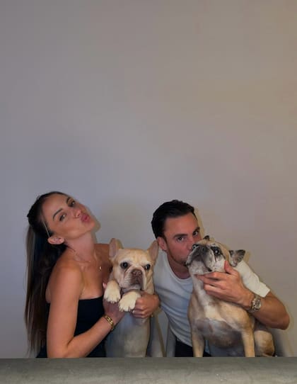 Caro Calvagni y Nicolás Tagliafico tienen dos bulldogs franceses, Galo e India, que viven con ellos en Lyon (Foto: Instagram @carocalvagni)