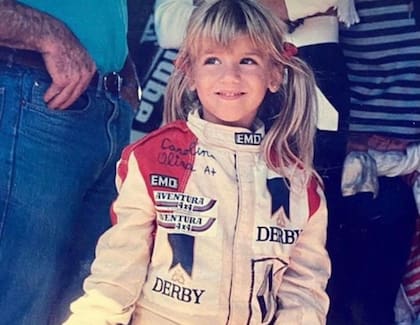 Caro Oltra, la hija de Elena con Silvio Oltra, con un look digno de las épocas del automovilismo de los 90