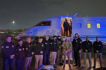 Caro Quintero fue exhibido como un trofeo en Estados Unidos apenas se bajó del avión de la Armada de México