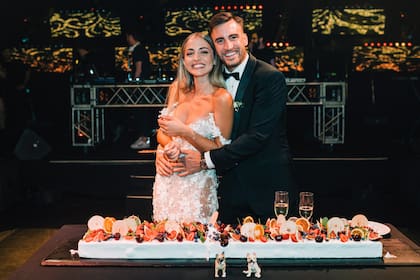 Caro y Nico eligieron una chocotorta decorada con muchas frutas y miniaturas de sus “hijos perrunos”, India y Galo.