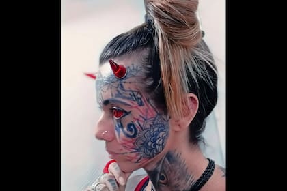Carol se puso implantes para tener cuernos