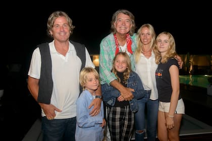 Carola Del Bianco asistió al festejo junto a su familia. Con su marido, Francisco "Paco" Mayorga y tres de sus hijos Elisa, Isabel y Francisco. Sólo faltó la mayor, Maia. "Volví a Punta del Este y le puse mi impronta al departamento que había comprado hace ya siete años. Fue un mes y medio de trabajo, donde saqué y cambié todo. Organicé esta fiesta con dos parrilleros e invité amigos para que la pasáramos bien", destacó Dotto.