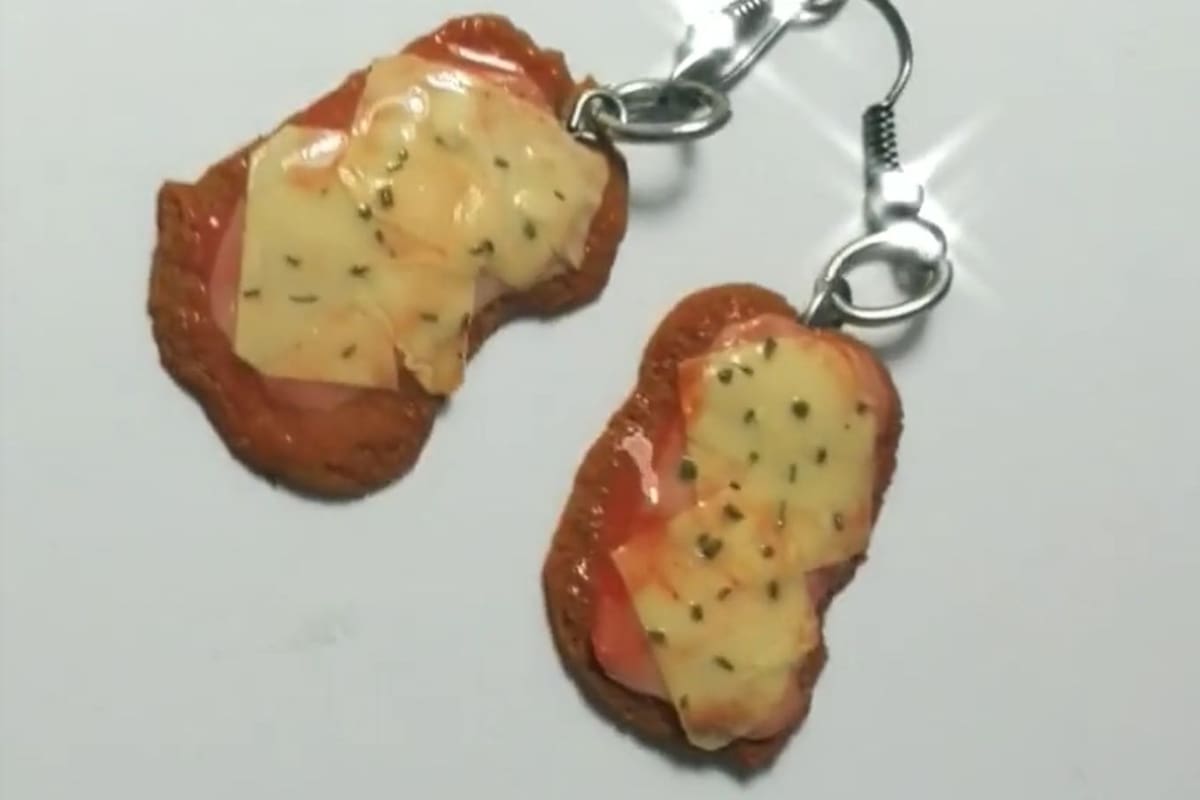 Carola Ferrari tiene 16 años, y sus videos en TIkTok, donde muestra cómo hace aritos de porcelana fría de comida, suman cientos de miles de vistas