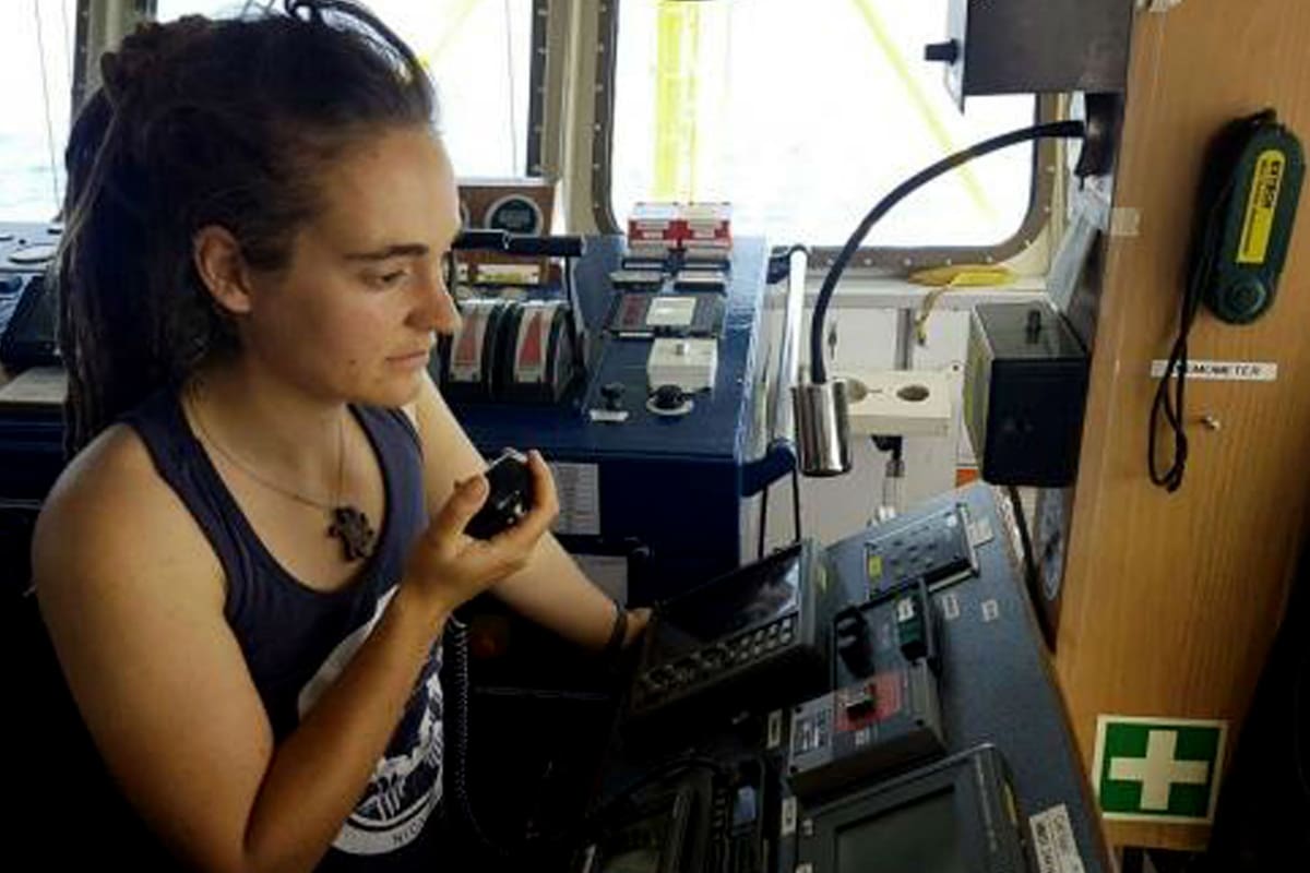 Carola, la capitana del barco que rescata a migrantes africanos que naufragan en su intento de llegar a Europa.