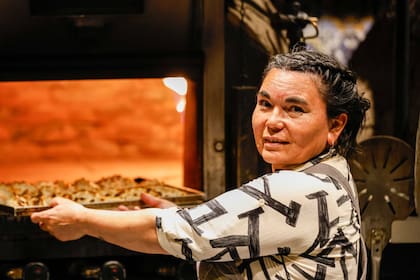 Carola Puracchio preparando empanadas de pescado durante la Noche Azul en el hotel Faena