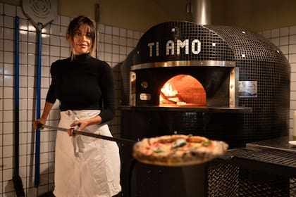 Carola Santoro saca una pizza del horno de Ti Amo