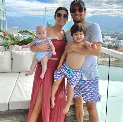 Carola y Checo Perez comparten momentos junto a su familia en redes sociales