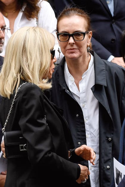 Carole Bouquet, íntima amiga de Birkin, junto a Brigitte Macron.