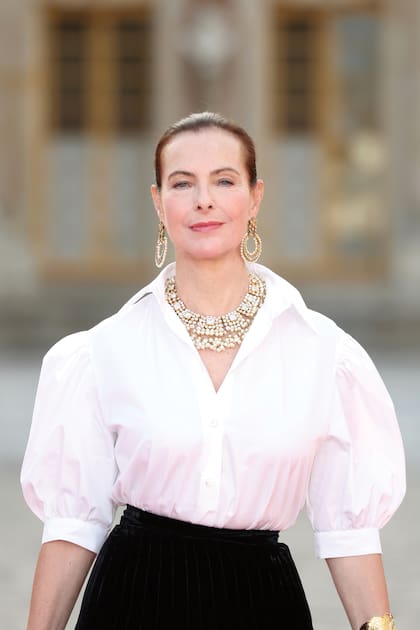 Carole Bouquet, suegra de Charlotte Casiraghi, caminó por la alfombra roja con un conjunto de gala compuesto por camisa de manga corta abullonada y amplia falda de terciopelo. Los accesorios en dorado, de
gran tamaño, se llevaron toda la atención.