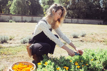 Carolina Prioglio se fue a vivir a Nueva York y tiene en Francia un jardín biodinámico de donde extrae hierbas con las que desarrolló la fórmula de un serúm que es el monoproducto de su firma de cosmética orgánica
