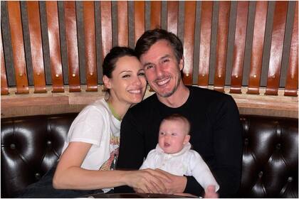 Carolina Ardohain y Roberto García Moritán junto a su hija en común, Ana
