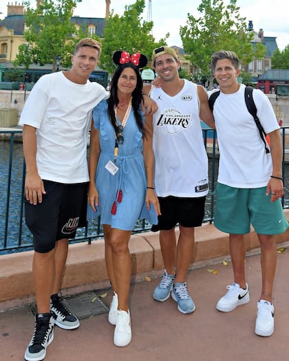 Carolina Baldini con sus tres hijos, Gianluca, Giovanni y Giuliano Simeone (Foto: Instagram @carobal14)