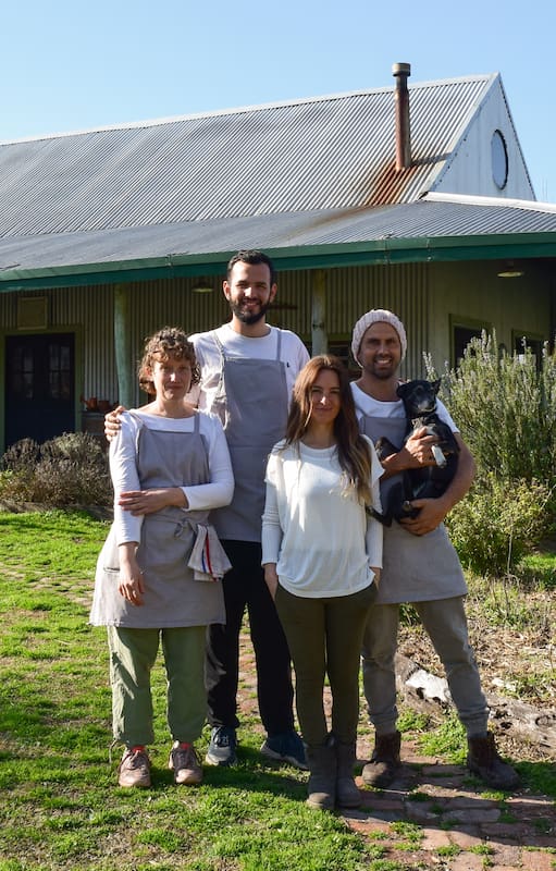 Carolina Castoldi, Franco Lichardi, Leo Gardelliano y Brenda Barreto recuperaron una huerta agroecológica para montar un original restaurante.
