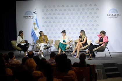 Carolina Castro, Mercedes D'Alessandro, Silvia Lospennato y Julia Pomares, en la presentación del informe