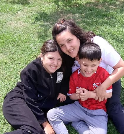 Carolina, con sus hijos Josefina y Bautista