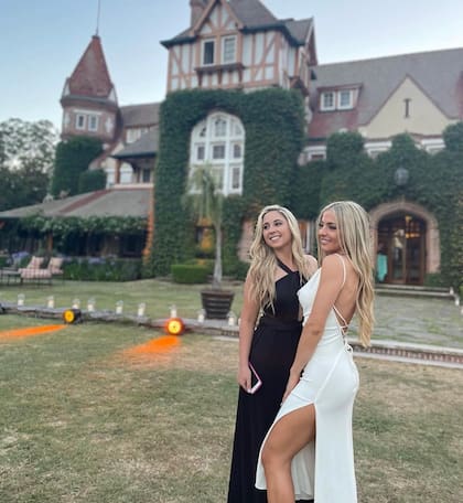 Carolina con una de las amigas que la acompañó en el día especial