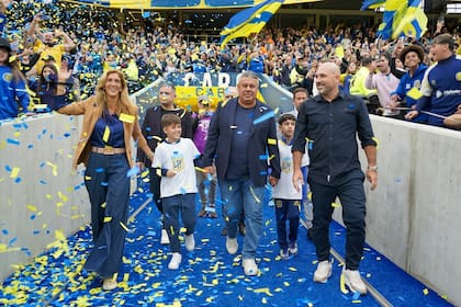 Carolina Cristinziano y Gonzalo Belloso escoltan a Chiqui Tapia en el ingreso al campo de juego de Rosario Central