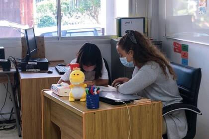 Carolina da clases en una escuela internacional de Tailandia