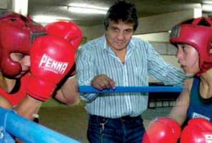 Saldaño observa a dos de sus hijas, que también boxearon: Carolina y Poldy