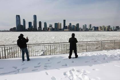 Carolina del Norte y el sur de Virginia se perfilan como las áreas con mayor riesgo, con acumulaciones previstas de entre 8 y 12 pulgadas (20 a 30 cm) y nevadas persistentes durante gran parte del sábado