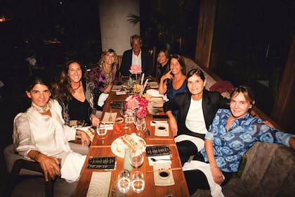 Carolina Eiras, Magdalena "Mimi" Robirosa, Josefina Helguera y su marido, Juan Pazo, Claudia Leonelli, las hermanas Lulu y Paula Cahen d'Anvers y Greta Hoeffner