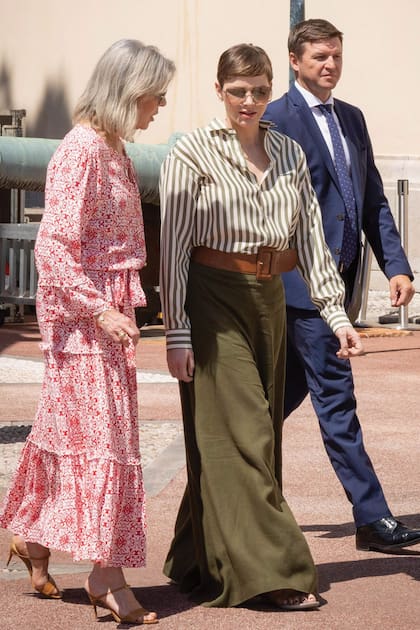 Carolina eligió un primaveral vestido de Melissa Odabash y sandalias de cuero de Jennifer Chamandi, mientras que Charlene optó por una camisa a rayas, pantalón ancho y cinturón de Polo Ralph Lauren, con anteojos de sol Miu Miu. Junto a ellas, Gareth Wittstock, hermano de Charlene.