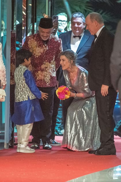 Carolina, escoltada por Louboutin y su hermano Alberto, en el ingreso a la Salle des Étoiles del Sporting de Montecarlo.