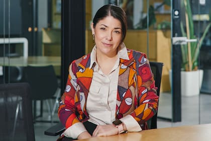 Carolina Escudero: "Propongo la “IA imperfecta” como una tercera vía de mediación entre el rechazo y la fascinación por tecnología"