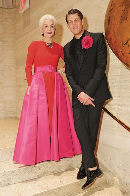 Carolina Herrera, presidenta honoraria de la gala, junto a Wes Gordon, director creativo de su firma.