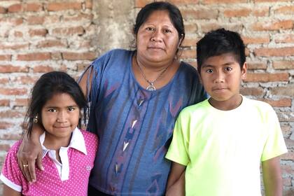 Carolina junto a Nicole (9) y Brian (10), dos de sus seis hijos