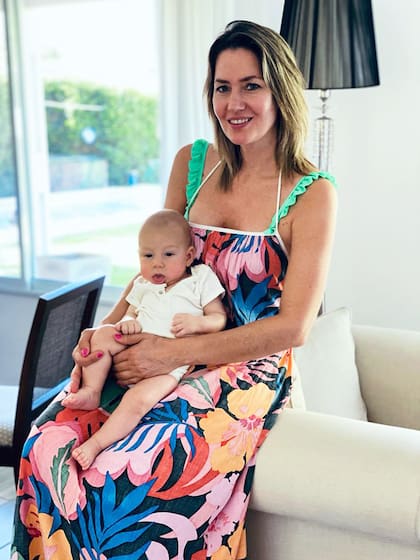 Carolina junto a su Alfonso, su sobrino más pequeño, hijo de su hermano Juan