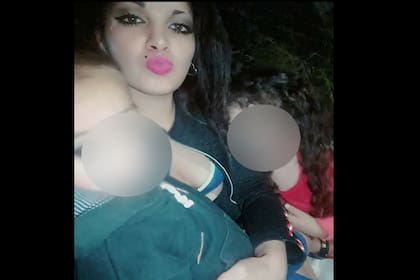 Carolina junto a su hija y su hijo