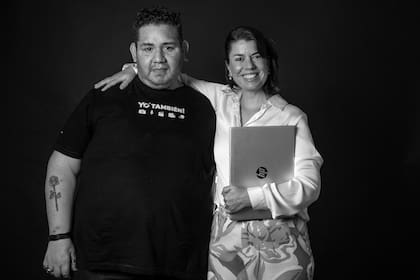 Carolina junto al fotógrafo Diego Sánchez, quien estuvo a cargo de sus retratos. Diego nació en Santa Fe pero vive en una residencia en Buenos Aires desde hace mucho tiempo. Tiene discapacidad intelectual. Le gusta fotografiar personas: retratos en la calle, miradas a cámara, sonrisas y escenas cotidianas. Además de estudiar fotografía, baila en una murga y es payaso. Las tardes de los martes y jueves va a la plaza de Bartolomé Mitre y Medrano, en CABA, y ofrece un show para niños.