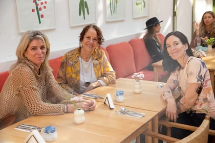 Carolina Kenigstein, editora de Suma de Letras, Julieta Obedman, directora de Penguin Random House, y Candela Insúa, quien ilustró la portada del libro.