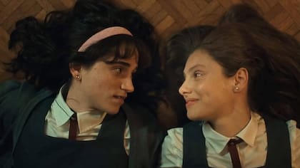 Carolina Kopelioff interpreta el mismo personaje que Santa Ana durante su adolescencia. A su lado, la actriz chilena Octavia Bernasconi en la piel de Ana Sardá