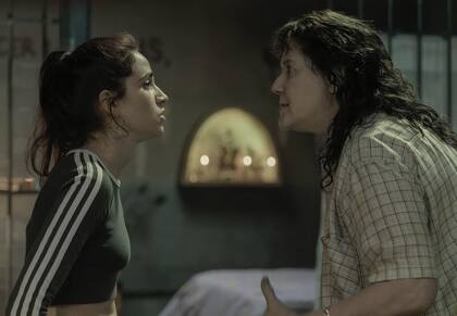 Carolina Kopelioff junto a Verónica Llinás en una escena de En el barro (Foto: Instagram @carolinakopelioff / Netflix)