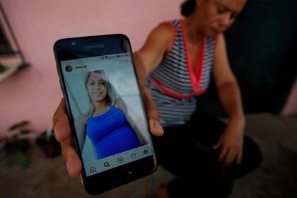 Carolina, la madre de Maroly Bastardo Gil, muestra una foto de su hija