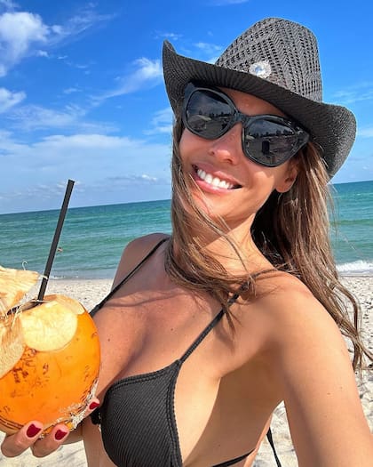 Carolina llevó en su equipaje dos modelos de sombreros y los combinó con sus trajes de baño
