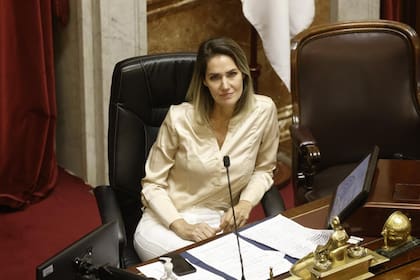 Carolina Losada, en el estrado de la presidencia del Senado