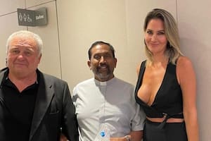 Carolina Losada y el cura Ignacio Peries